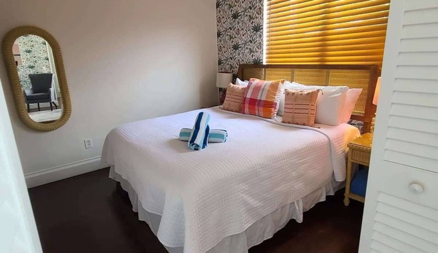 Duval Street Suites full kitchen, free parking, heated pool