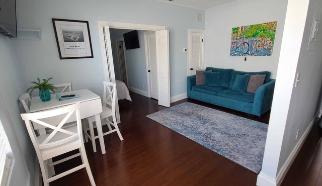 Duval Street Suites full kitchen, free parking, & heated pool