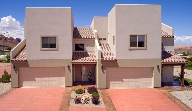 DW6 Private Hot Tub, En-Suite Bathroom for Each Bedroom, Near Arches Park!