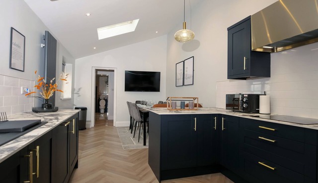 Dwell Living Luxurious 5BD House Central