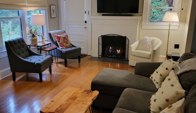 Dwell Well House- Upscale 2 BR/2 BA house downtown w/private fenced yard