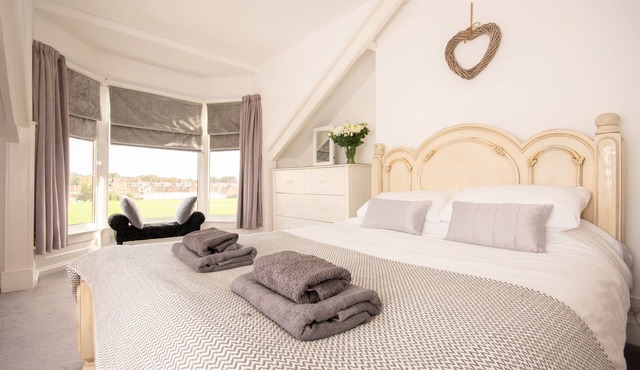 DWELLCOME HOME Ltd FIVE Bedroom Townhouse 3 kings, 2 dbles, sm dble, single ✪