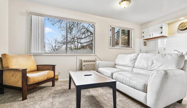 Dwntwn 1 bedroom Walk to Hospital TV WIFI