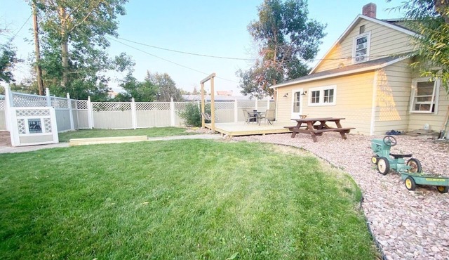 Dwntwn Custer Farmhouse on Main St. with Hot Tub