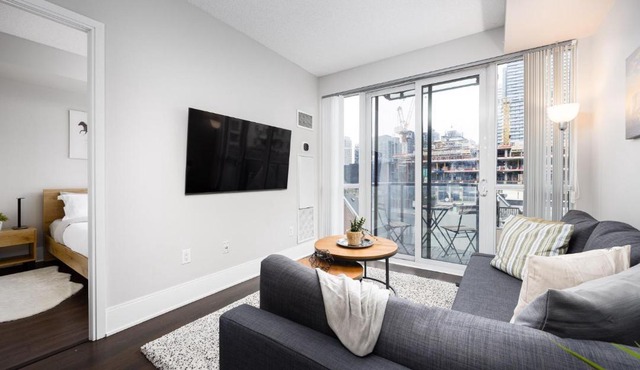 DWTN Condo Near CN Tower! w/Free Parking