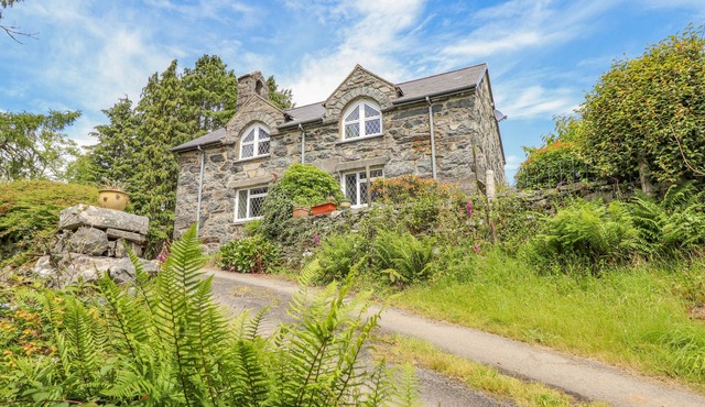 DWYNANT, pet friendly, character holiday cottage in Dolgellau