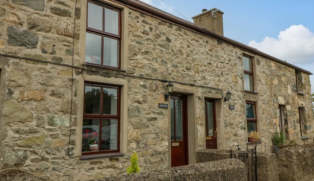 DWYROS, pet friendly, character holiday cottage in Morfa Nefyn