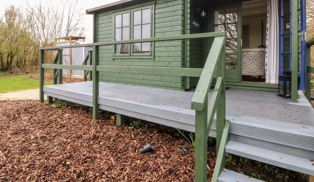 DYFFRYN LODGE, romantic, character holiday cottage in Drefach