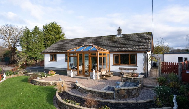 Dyffryn Taf, Homely 3 bedroom bungalow with peaceful outlook