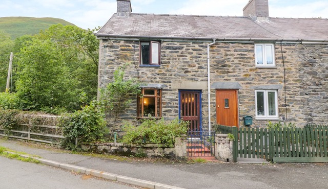 DYFI COTTAGE, pet friendly, character holiday cottage in Dolgellau