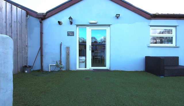 DYLAN'S COURT, pet friendly, with hot tub in Laugharne