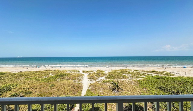 ~Dynamic 6th Floor, Direct Ocean Front Condo in Cocoa Beach @ Sandcastles~