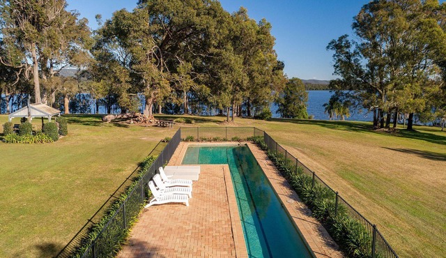 Dyrham Park - Rural Lakefront Retreat