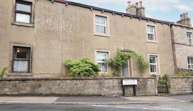 DYSON HOUSE, pet friendly, character holiday cottage in Long Preston