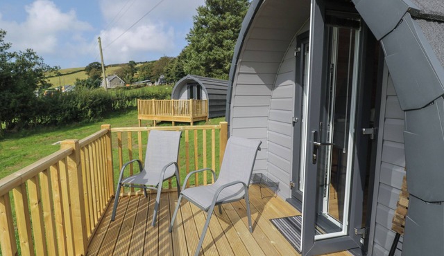 DYSYNNI POD, romantic, character holiday cottage in Tywyn