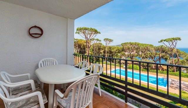 E-2 Apartment with wonderful sea views and pool