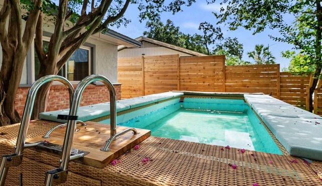 E. Austin Family Hangout! Pool & BBQ -Fully fenced