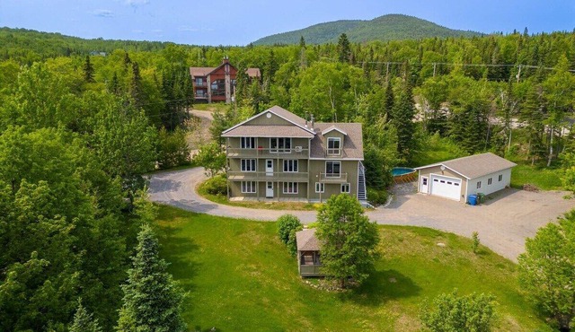 Entre Ciel et Fleuve 26C Cozy condo ambiance, Pool