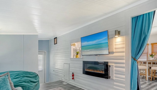 E-Fireplace, Pools, Gym, Pool Tables, Pickleball, Ping Pong, No Cleaning Fee!