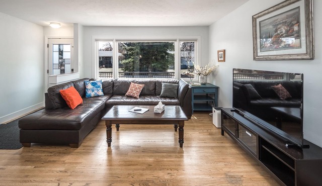 E@HOME 5BR2BA Near Chinook Mall & Transit, Free Parking, Fast Wi-Fi,