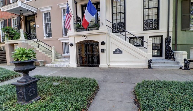E Jones St Luxury Garden Apartment-Dog Friendly!