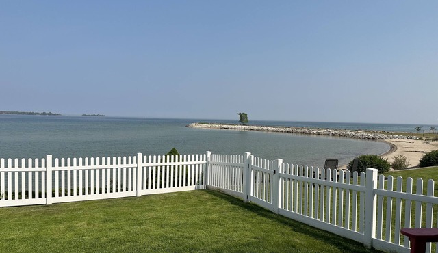 E&K Harbor Inn 1 bedroom Suite on lake Michigan in downtown Baileys Harbor
