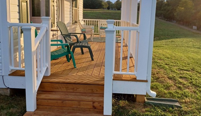 E & L's Mountain View Cottage. Front porch and deck. 7 miles N of Luray.
