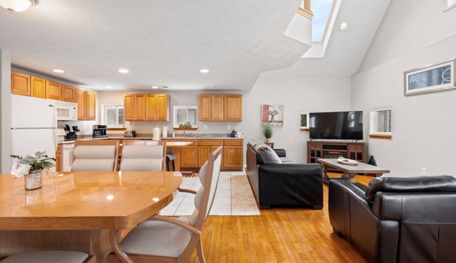 E. Rochester Darling - Sleeps 6!