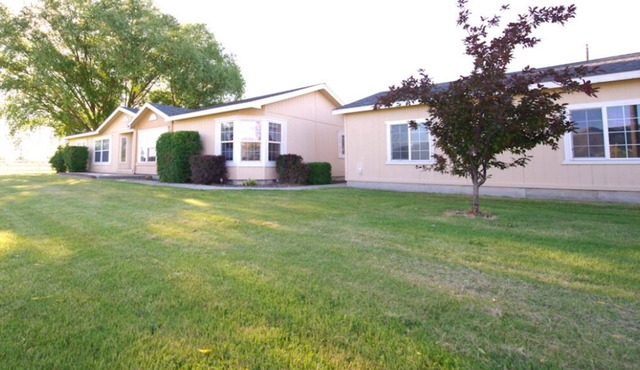 E-Town House, Peaceful Country Get-Away, Local Gem Close to Town, Pac-Man Arcade