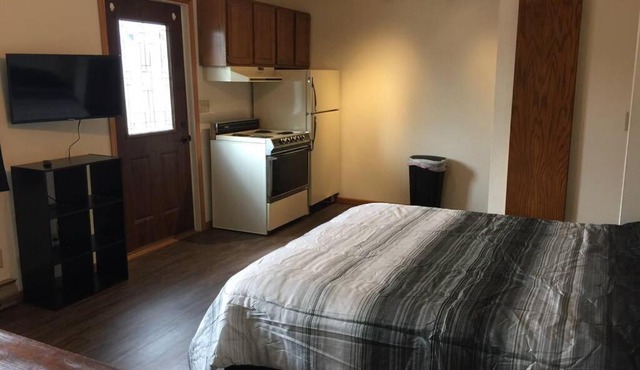 E Veteran St Short Term Rentals - Apt J