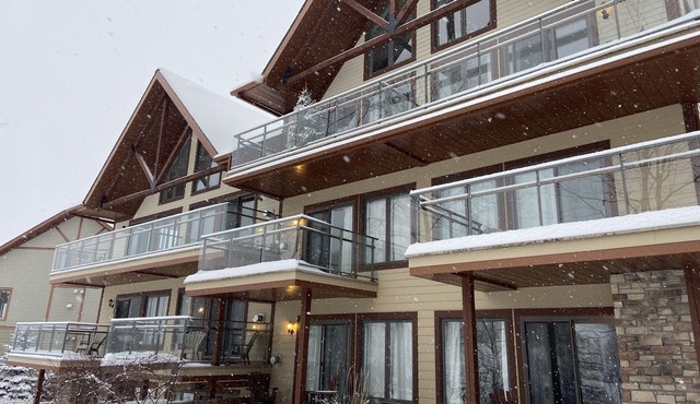 E104 Condo ski in ski out / vélo in velo out
