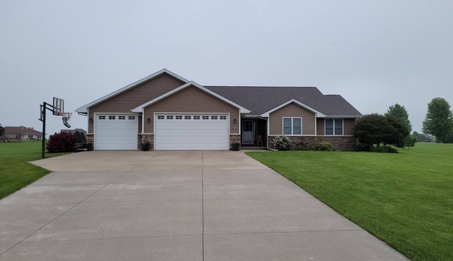 EAA Adventure Retreat- Located in quiet subdivision and close to EAA Grounds!