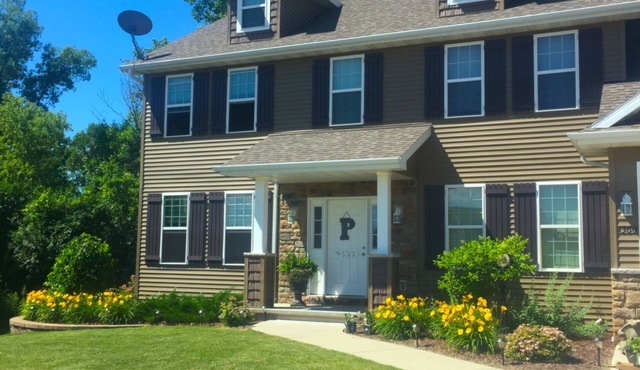 EAA Airventure Home Available w/vehicle available. About 13 mins to EAA grounds.