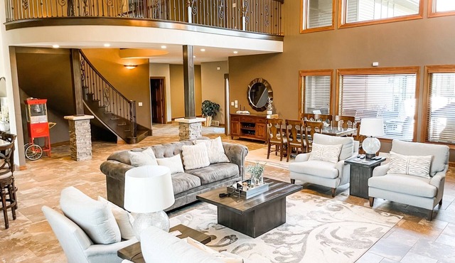 EAA Availability - Modern estate with entertaining space & inground pool