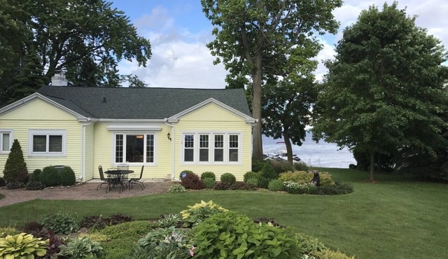 EAA Dream Home: Immaculate Lake Front Home 5 miles from EAA