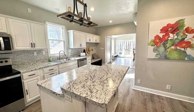 EAA Favorite- Spacious 5 Bedroom home sleeps 12, 21 miles to EAA