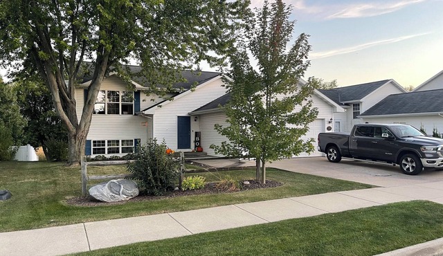 EAA House! Cozy sub division home within 2 miles of EAA grounds!