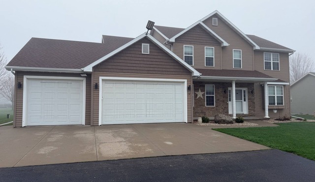 EAA Oshkosh Luxury Retreat: Hot Tub w/TV, Sauna, Gym & Spa Suite w/TV