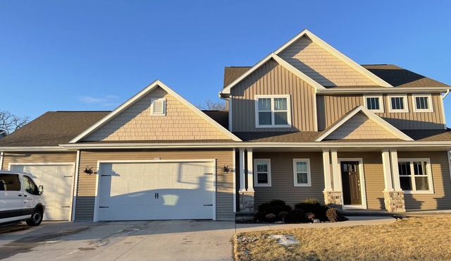 EAA rental, 5 bedroom 2.5 bath. Sleeps 10+. 11 minute drive to EAA.