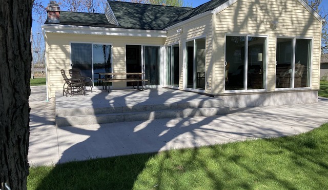 EAA Rental Available - Gorgeous Water Front Property - 25 min from EAA