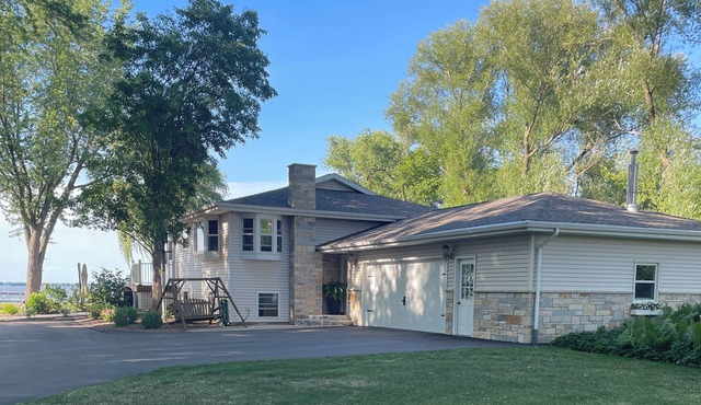 EAA retreat on Lake Poygan!! Quiet lake property with home and guest barn.