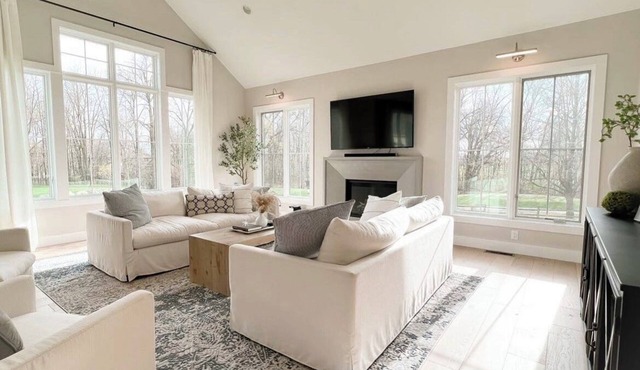 EAA - Spacious 5-bedroom, 3.5 bath house