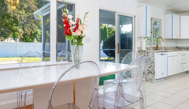 Each Rooms in a Charming bungalow with Swimming Pool, AC, WiFi in Cheshire