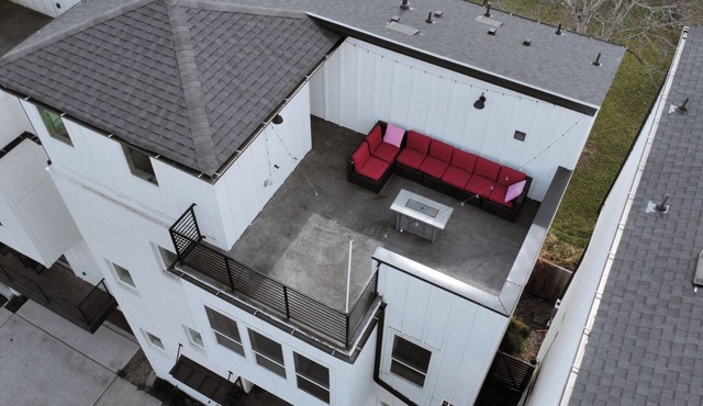 EaDo 3bd 3.5ba Townhome with Rooftop Patio & Dry Bar - 5 Mins from Daikin Park