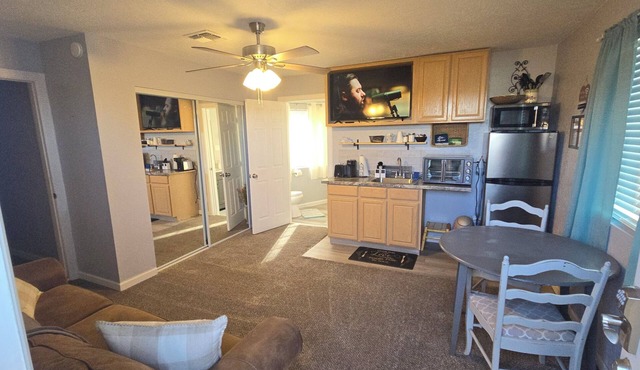 Eagar Hot Tub Getaway. Sleeps 4. Starlink Internet.