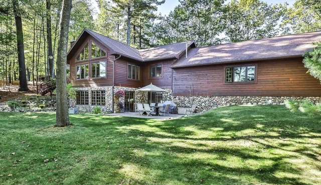 Eagle Bay Getaway. On Minocqua Chain of Lakes 4bed 3bath with optional pontoon.