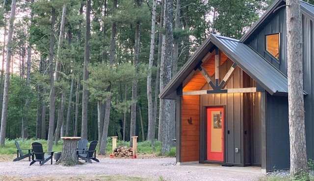 Eagle Cabin @ Orange Tractor Retreat: a new, modern cabin on 40 private acres