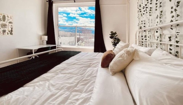 Eagle Cap Escape - Pet Friendly, Bright and Modern!