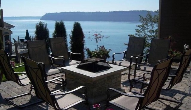 Eagle Cove Waterfront Retreat for 20 w/Hot Tub, 40 miles from Seattle, no ferry