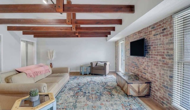 Eagle Creek Loft - Close to Shops, Food, GSU!